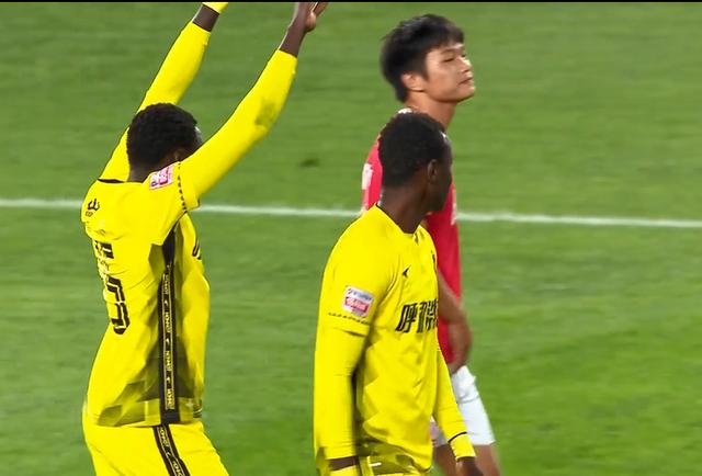  巴黎青训小将首秀即造点球  